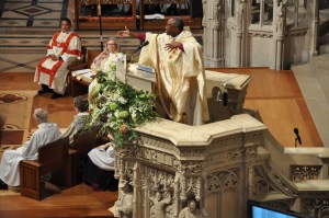 Presiding Bishop Michael B. Curry calls on Episcopalians to become evangelists and reconcilers during his Nov. 1 sermon at Washington National Cathedral just after he was installed as The Episcopal Church’s 27th presiding bishop and its primate. Photo: Mary Frances Schjonberg/Episcopal News Service